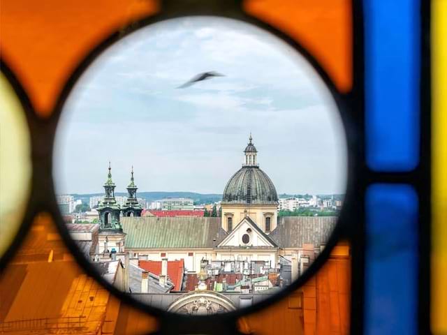 Vue depuis un vitrail en colonie de vacances à Cracovie ce printemps