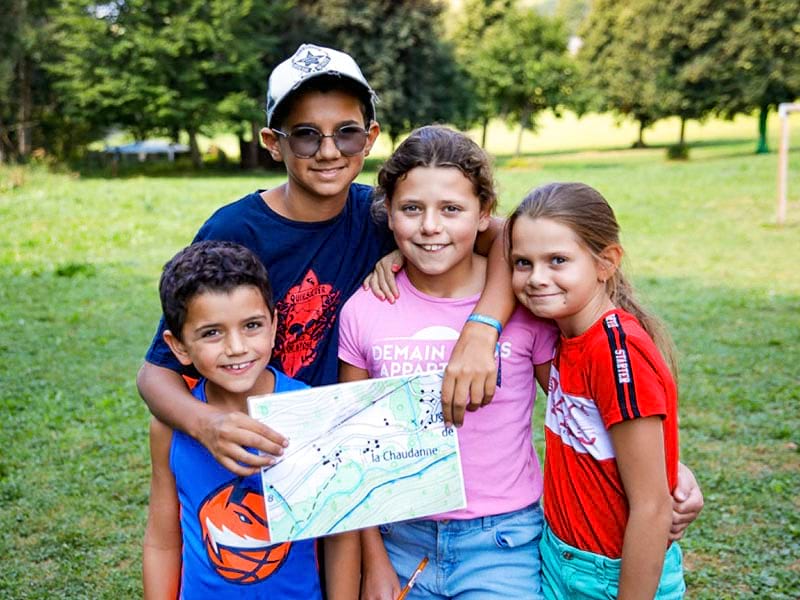 enfants 6 à 10 ans jeu de piste orientation colonie de vacances printemps