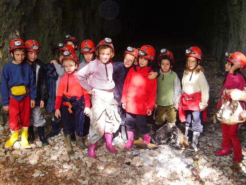 groupe enfants speleologie camp de vacances paques