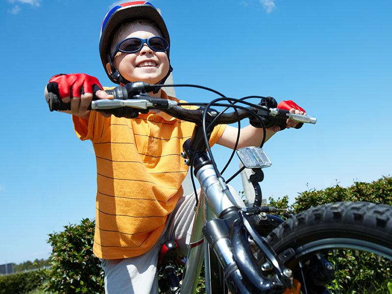 Jeune garçon faisant du vélo en colonie de vacances printemps