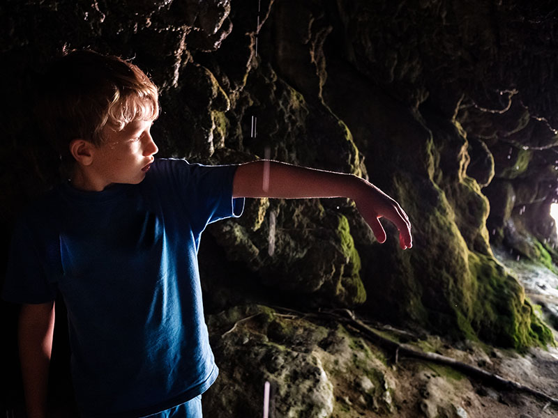Enfant grotte initiation speleologie printemps vacances paques