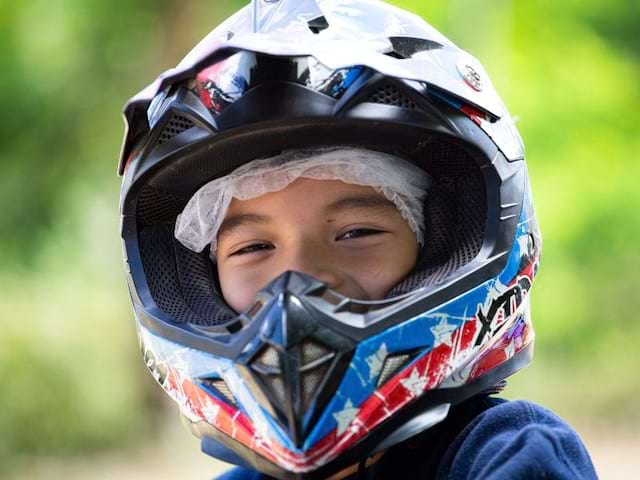 Jeune qui fait de la moto en colo de vacances sportive