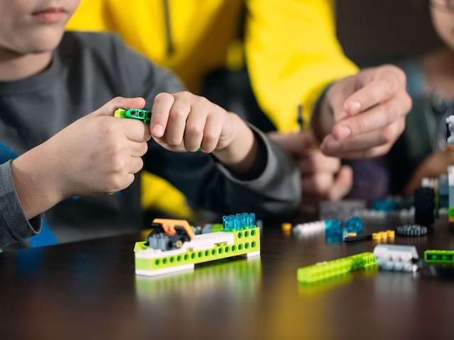 Constructions de LEGO en colo de vacances ce printemps pour les 7-13 ans