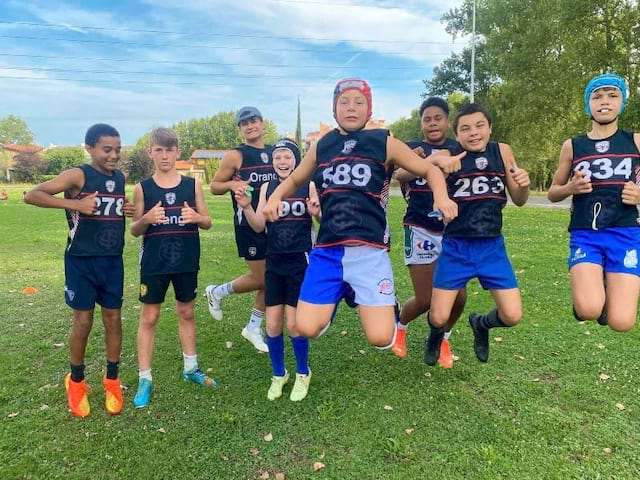 Jeunes heureux en colo de vacances spéciale rugby ce printemps 