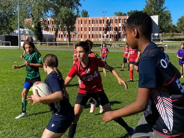 Groupe de jeunes en colo de vacances Rugby ce printemps au Stade Toulousain