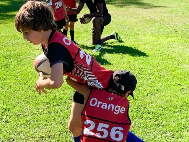 Jeune garcon en colo de vacances rugby au printemps au Stade Toulousain