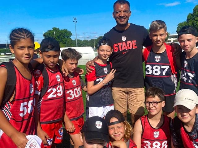 Jeunes avec leur entraineur en colo de vacances rugby au Stade toulousain ce printemps