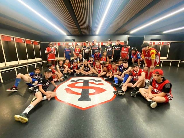 Groupe de jeunes en colo rugby dans les locaux du Stade Toulousain