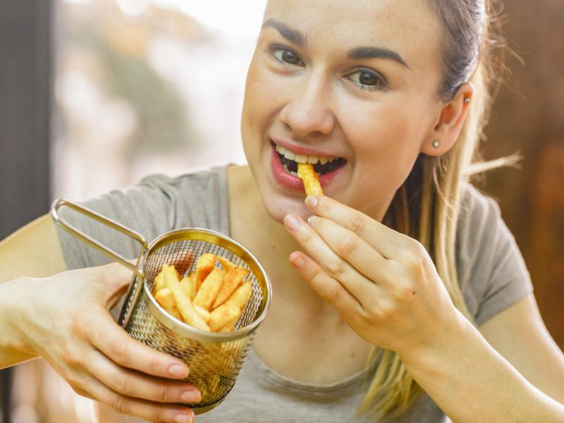 Jeune ado qui déguste des frites belges en colo de vacances ce printemps