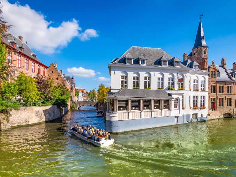 Vue sur une ville célèbre de Belgique avec ses canaux et ses façades reconnaissables