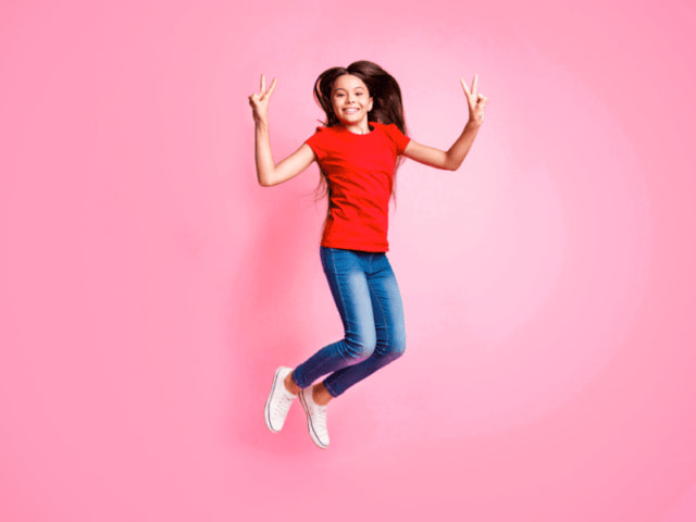 Jeune fille qui saute en trampoline en colo de vacances ce printemps