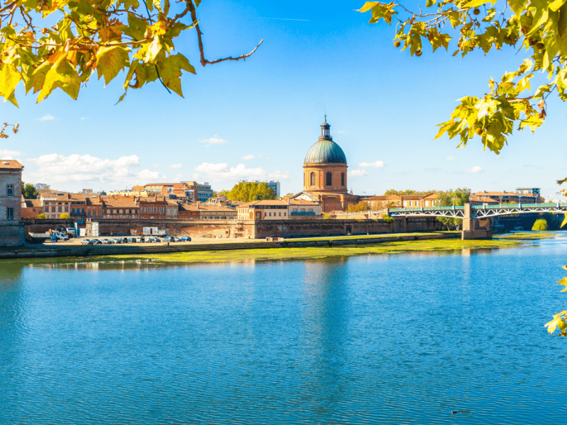 Vue sur le Pont St Pierre à Toulouse, ville rose, où sont partis les enfants et pré ados en colo de vacances