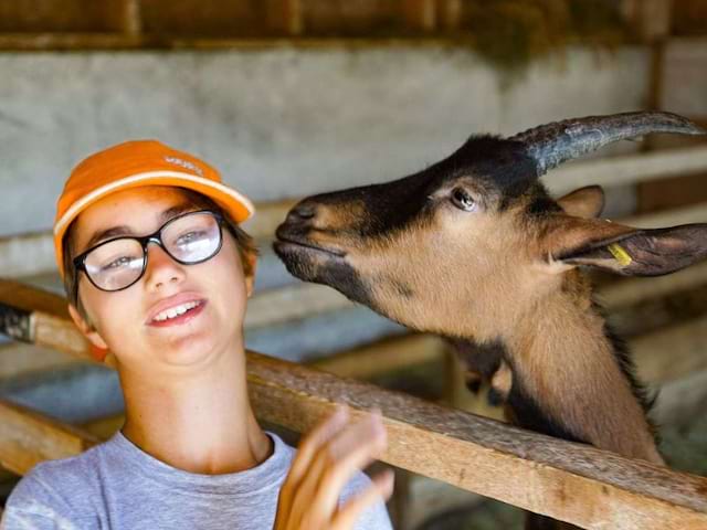 Jeune en colo de vacances à la ferme ce printemps