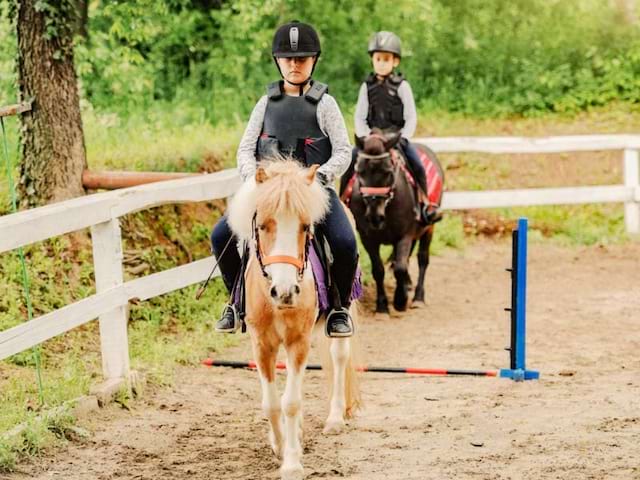 Session équitation en colo de vacances à la ferme ce printemps