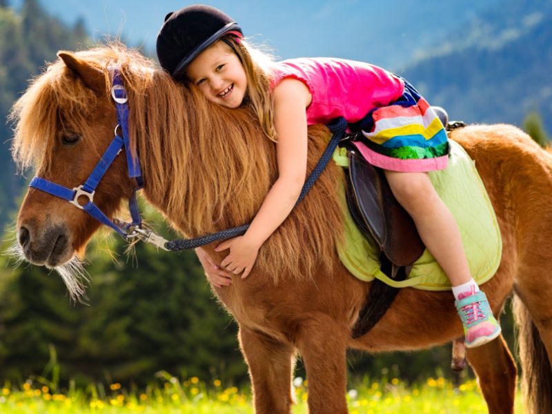 Jeune fille en colo de vacances équitation à la ferme ce printemps