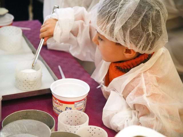 Confection de fromages en colo de vacances à la ferme ce printemps