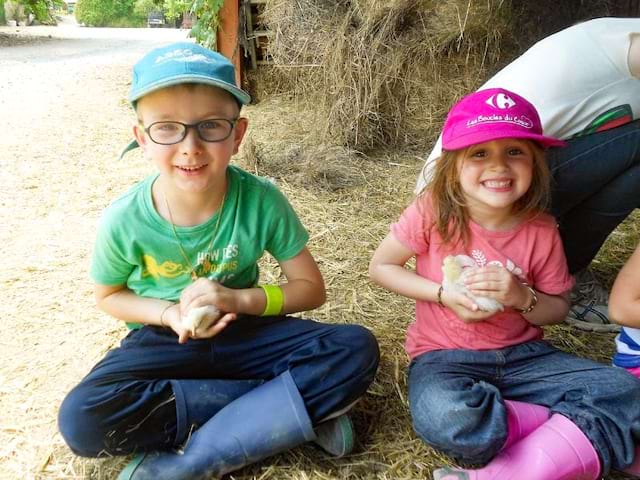 Deux jeunes enfants en colo de vacances à la ferme ce printemps dans le Gers