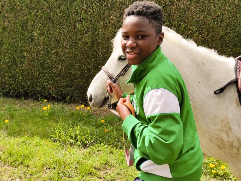 Jeune garçon en colo de vacances Equitation cet été dans la Drôme à Vassieux