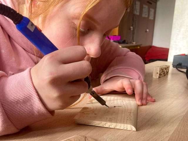 Activité sculpture sur bois en colo de vacances à Vassieux cet hiver