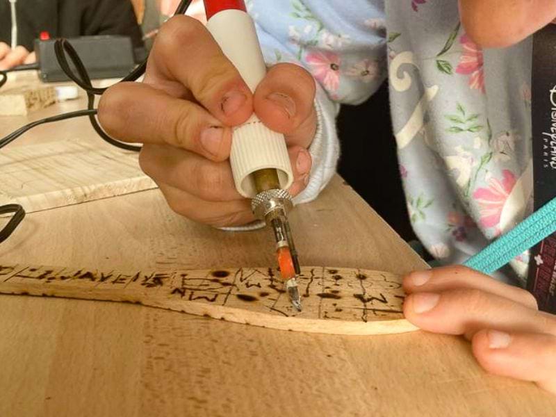 Activité gravure sur bois en colo de vacances à Vassieux