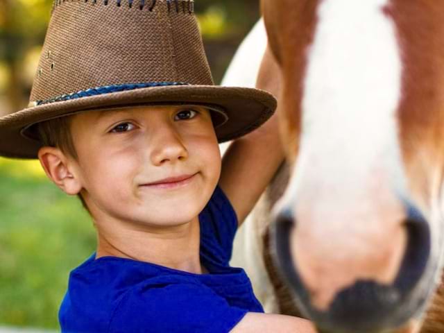 Jeune garçon avec son poney en colo de vacances cet été dans la Drôme