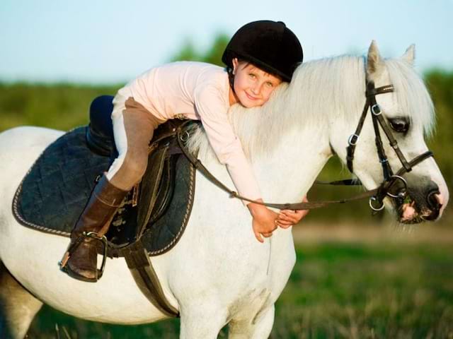 Jeune pré ado en colo de vacances Poney durant sa session d'équitation ce printemps à Vassieux