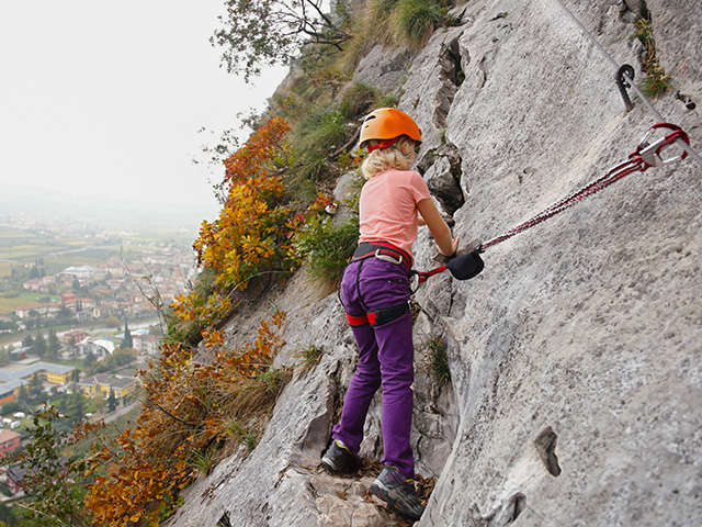 escalade sur falaise en colonie de vacances cet automne