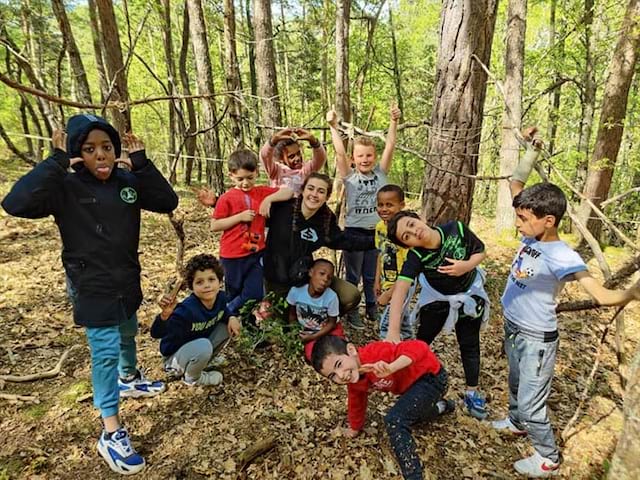 Enfants dans les bois construisant une cabane