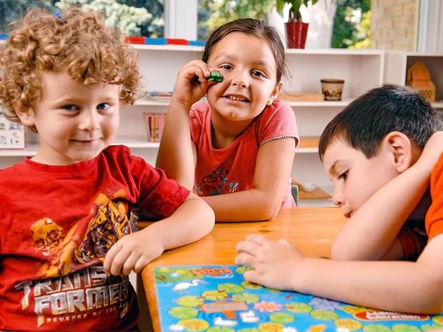 Enfants jeu de societe printemps colonie de vacances