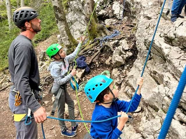 Activité escalade en colo de vacances cet automne à Vassieux 
