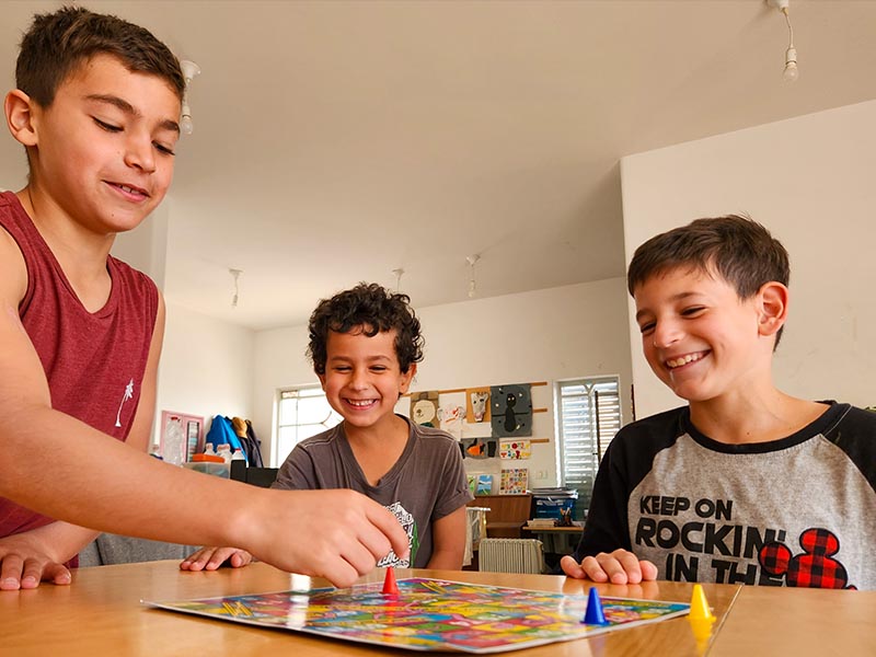 Enfants jouant aux jeux de societé en colonie de vacances