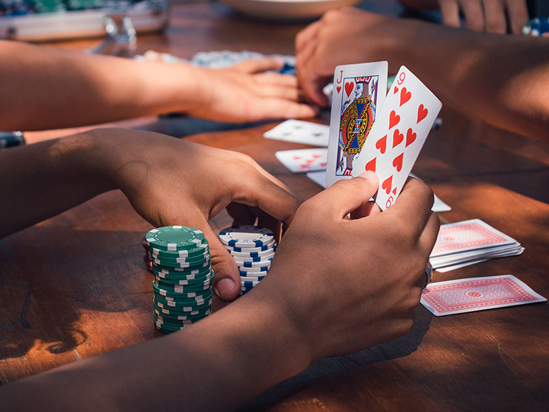 Enfants avec cartes et poker en colonie de vacances