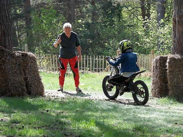 Activité moto en colo de vacances multi activités pendant les vacances de printemps