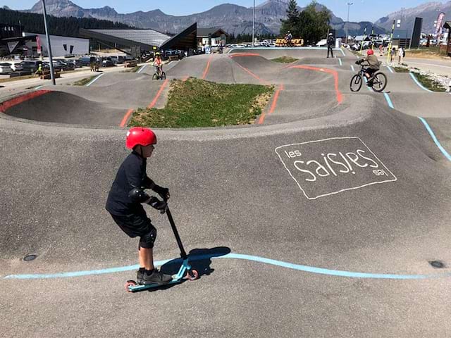 Pumptrack à Hauteluce en colo de vacances ce printemps