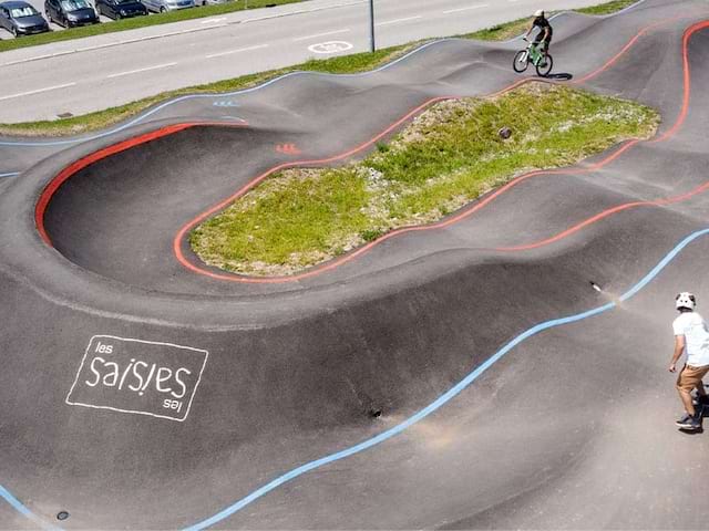 Rampe pumptrack en colo de vacances multi activités ce printemps