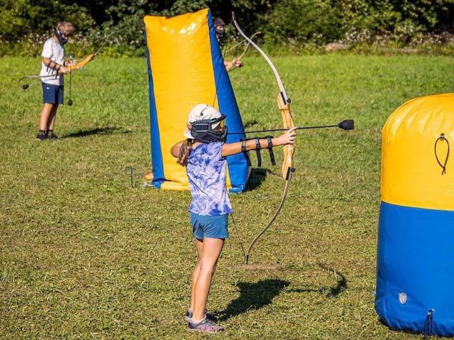 Fillette tir à l'archery tag colonie de vacances printemps