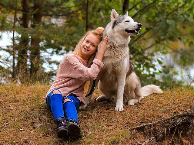 enfant avec chien colonie de vacances printemps multi-activités