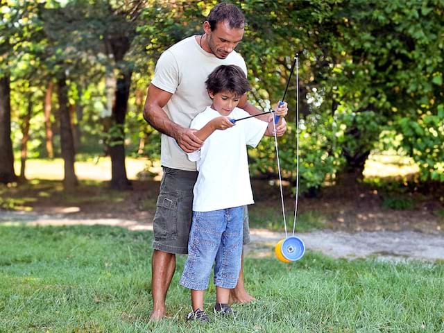 enfant apprend diabolo colonie de vacances cirque avec intervenant spécialisé