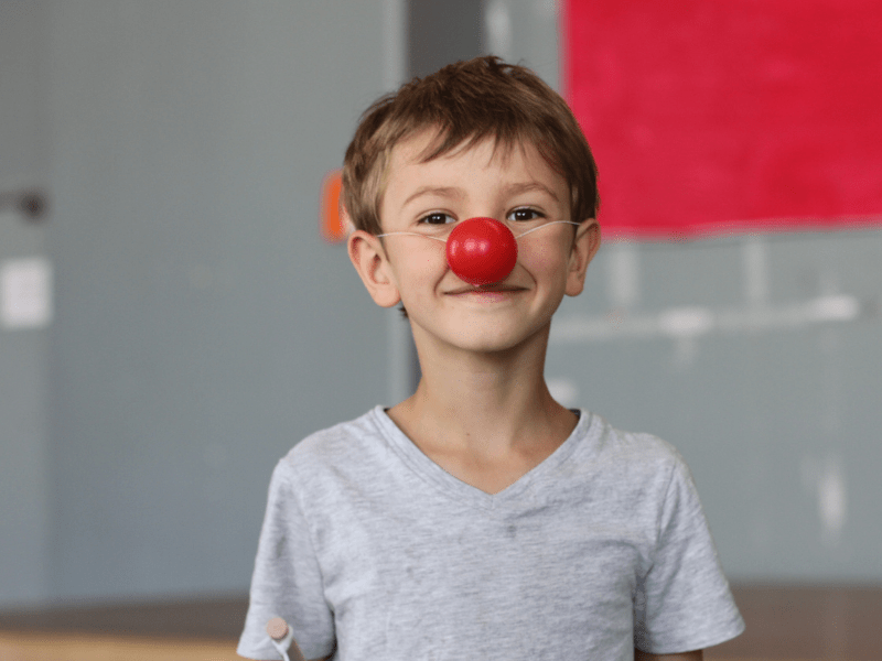 garçon de 7 ans avec nez de clown séjour enfants paques