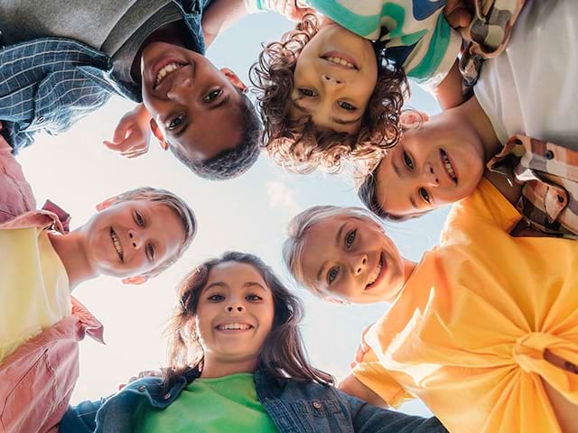 groupe d'enfants préados en colonie de vacances printemps