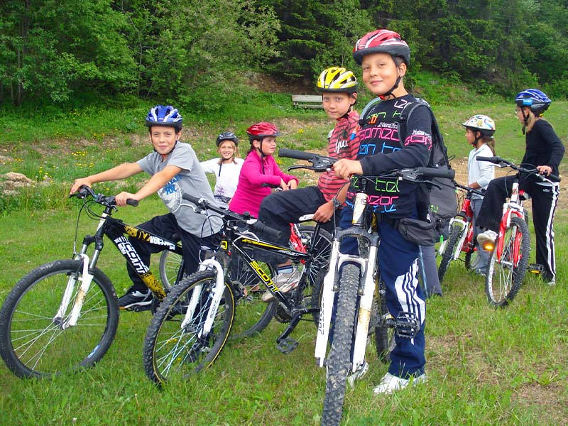 Enfants à vélo en séjour pour enfants vacances de paques