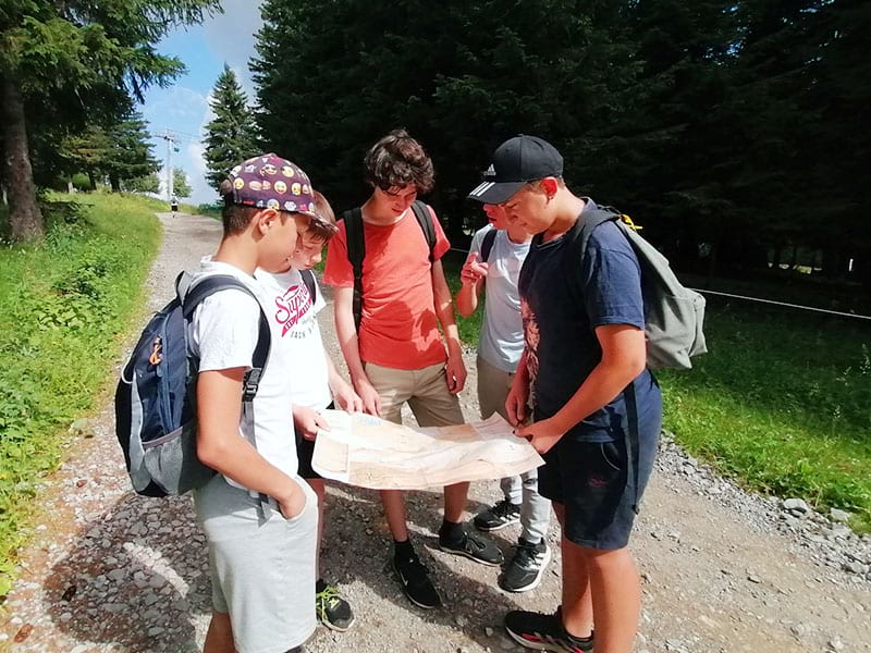 Activité course d'orientation en colo de vacances Poney à Vassieux