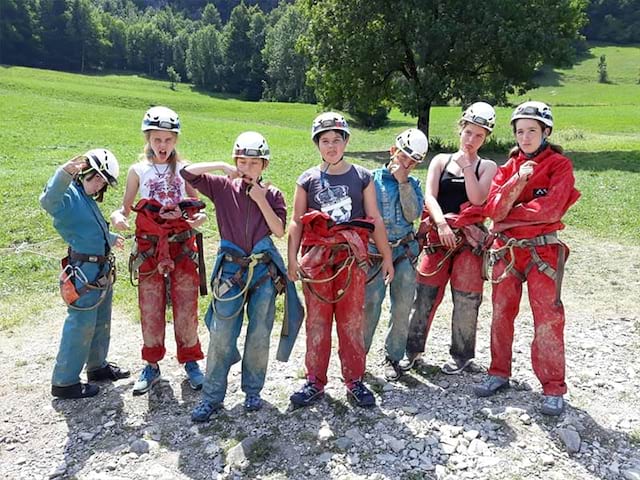 groupe préados en tenue de speleologie en sejour de vacances pour enfants