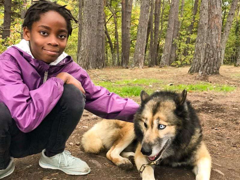 Fillette avec un chien canirando colonie de vacances