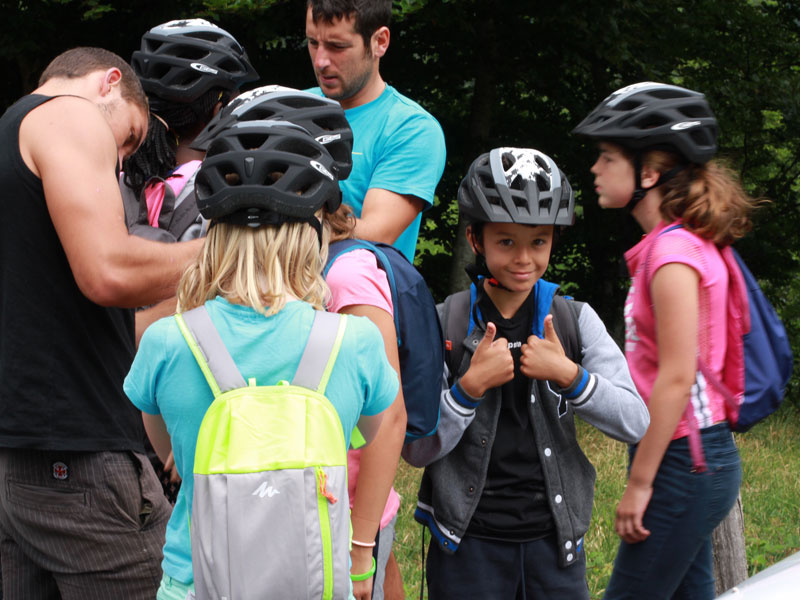 enfants préados avec casque de vélo en balade dans le Vercors