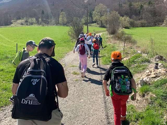Groupe de jeunes enfants en colo de vacances cet automne à Vassieux qui se baladent