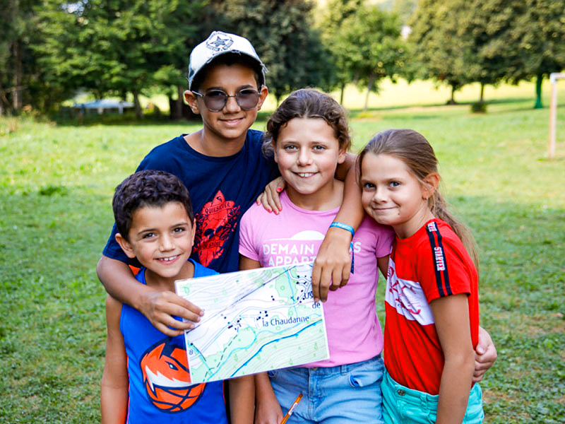 Groupe de jeunes en colo de vacances multi activités ce printemps
