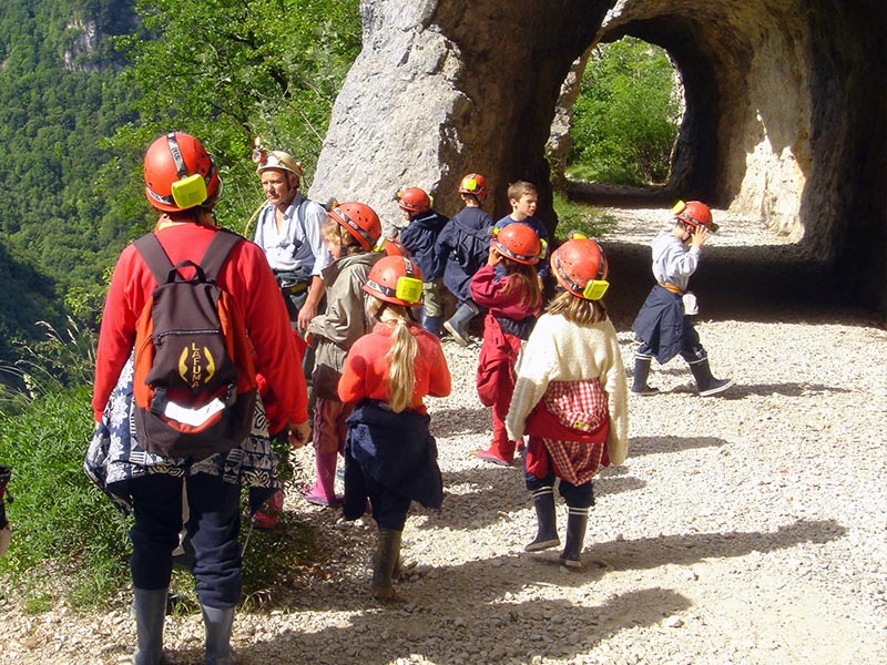 Activité spéléo en colonie de vacances multi activités ce printemps