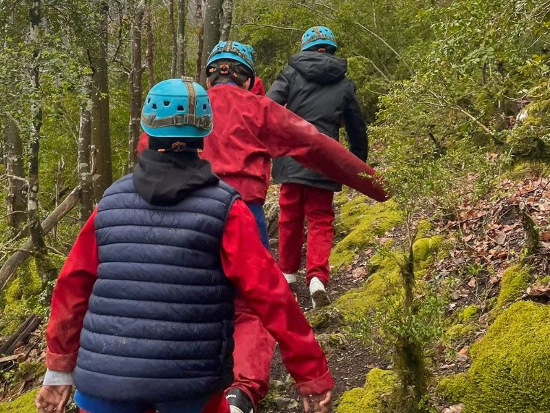 Activité spéléologie en colo de vacances multi activités ce printemps