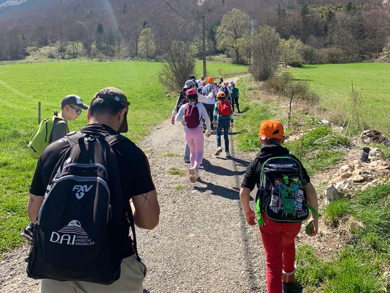Groupe de jeunes en colo de vacances à Vassieux en Vercors